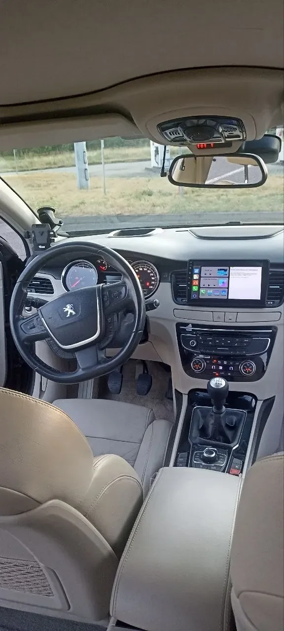 Peugeot - czysty kokpit i jasne wnętrze po detailingu